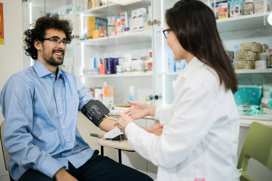 Von Blutdruckmessen über Blutwerte bestimmen bis hin zum Impfen – Apotheker können sich vermehrt in die Primärprävention einbringen.  / © Getty Images/RgStudio