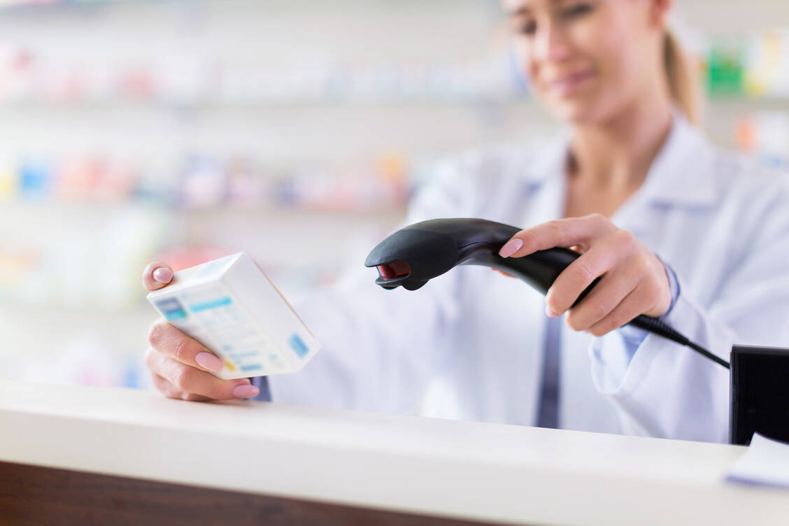 Seit Februar 2019 müssen Apotheken vor Abgabe einer Rx-Packung den darauf aufgedruckten Data-Matrixcode scannen. Weil dabei noch immer zu viele Fehlalarme entstehen, wollen die Behörden jetzt härter durchgreifen. / Foto: Adobe Stock/pikselstock