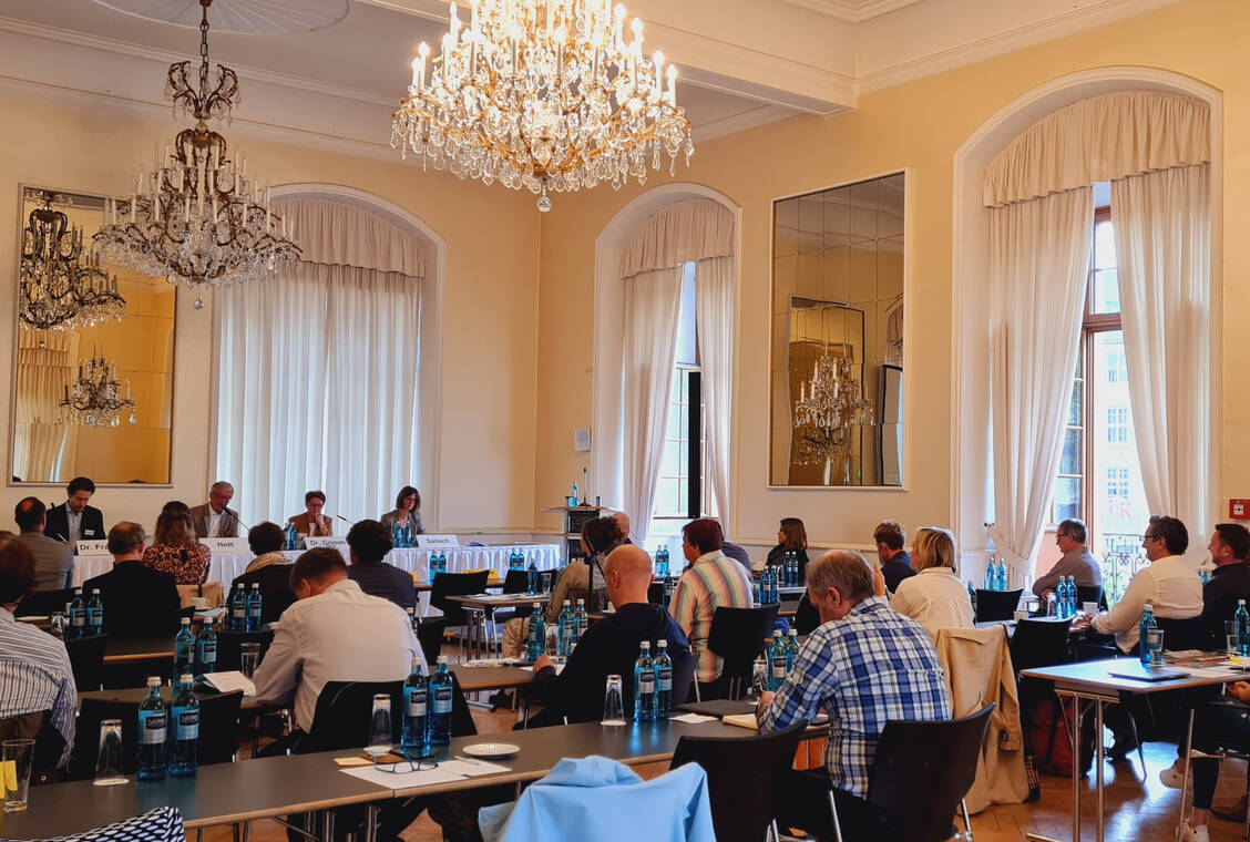Der Spiegelsaal im Kurfürstlichen Schloss in Mainz mit seinen hohen Decken und Kronleuchtern bot eine imposante Kulisse. Es war das erste Treffen in Präsenz nach den Turbulenzen der Corona-Jahre. / Foto: Apothekerverband Rheinland-Pfalz