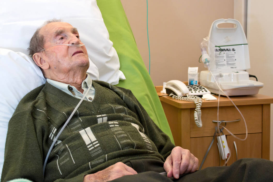 Leiden Patienten an Atemnot, bekommen sie oft reflexartig Sauerstoff. Physiotherapeutische Maßnahmen und Medikamente wie Opioide sind oft hilfreicher. / Foto: Adobe Stock/ChantalS