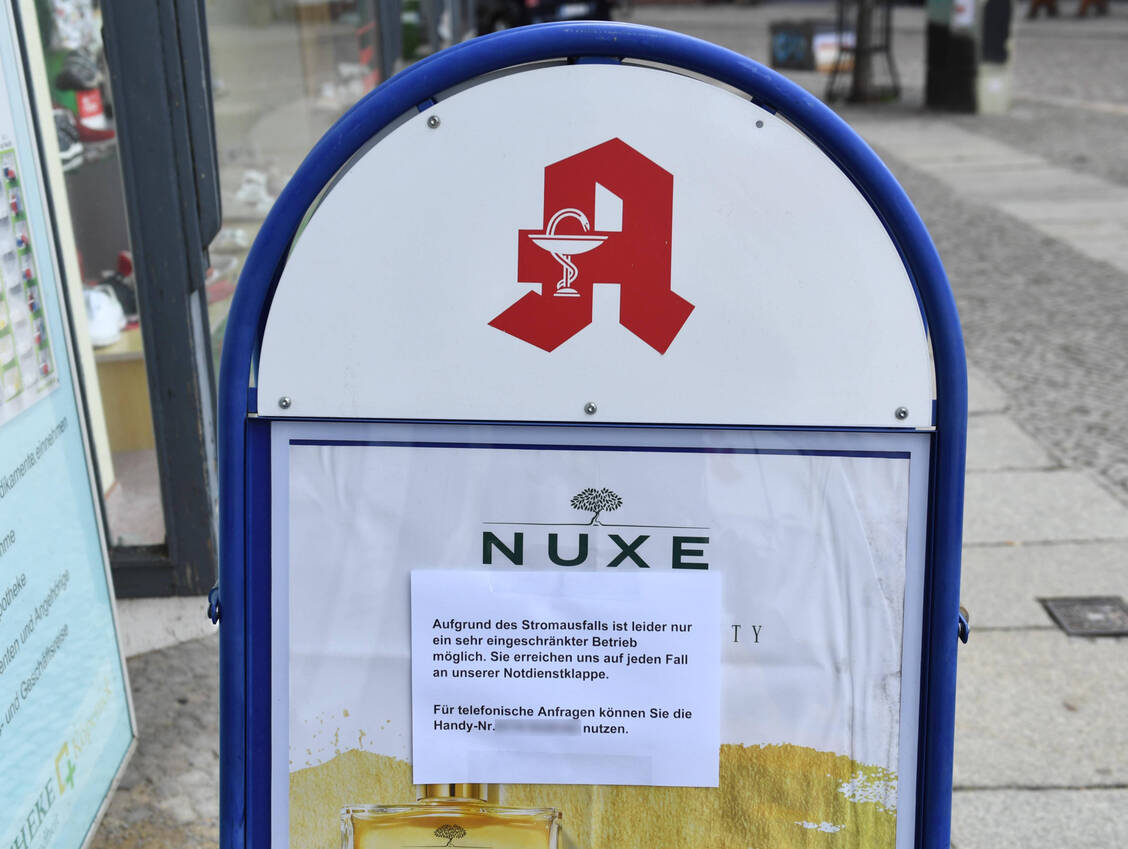 Stromausfall in Berlin-Köpenick im Jahr 2019 nach Bauarbeiten an der Allende-Brücke: Die Apotheke am Schloßplatz Köpenick arbeitete mit eingeschränktem Betrieb. / Foto: imago/Matthias Koch