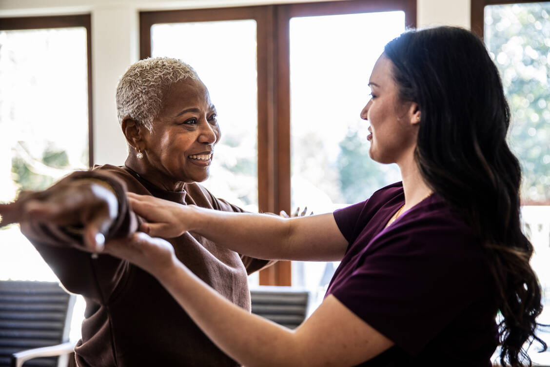 Rehabilitation hat das Potenzial, kostspielige Krankenhausaufenthalte zu vermeiden, die Verweildauer im Krankenhaus zu verkürzen und Wiedereinweisungen zu reduzieren. / Foto: Getty Images/MoMo Productions