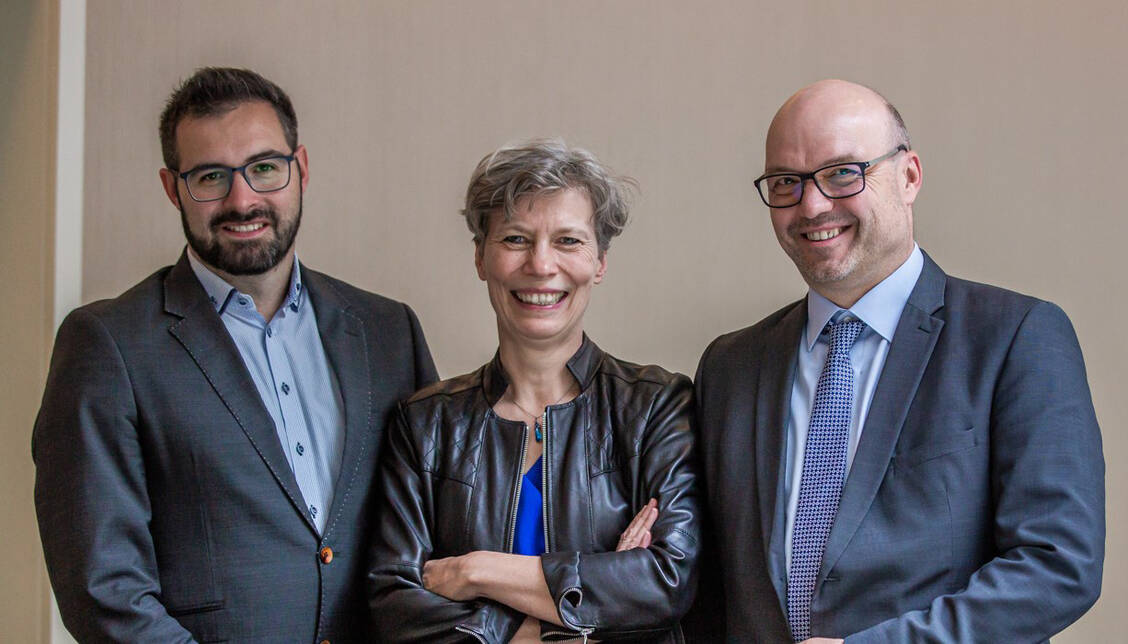 Drei an der Spitze: Der neue Kammerpräsident der Sächsischen Landesapothekerkammer Göran Donner (rechts) wird künftig von Vizepräsidentin Maike Fedders und Vizepräsident  Daniel Mädler unterstützt. / Foto: SLAK/CARISO, Dresden