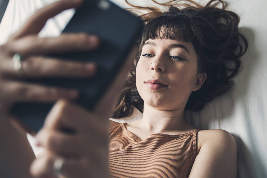 Wer Teenagern über die Schulter blickt, hat oft das Gefühl, dass sie zu viel Zeit in den sozialen Medien und mit stundenlangem Zocken verbringen. Die WHO liefert nun neue Zahlen dazu. / Foto: Getty Images/Justin Paget