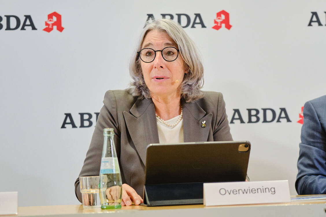 Apotheken in der Krise: ABDA-Präsidentin Gabriele Regina Overwiening schilderte zum Auftakt des Deutschen Apothekertags ein düsteres Bild der Vor-Ort- Apotheken und forderte die Politik zum Handeln auf. / © ABDA/Wagenzik