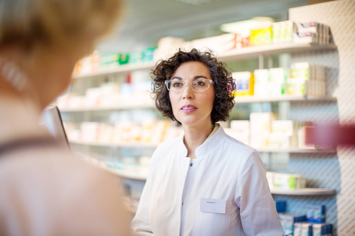 Die Zahl der Selbstständigen in den freien Heilberufen, zu denen Apothekerinnen und Apotheker gehören, hat sich im vergangenen Jahr im Vergleich zum Vorjahr kaum verändert. / © Getty Images/Luis Alvarez