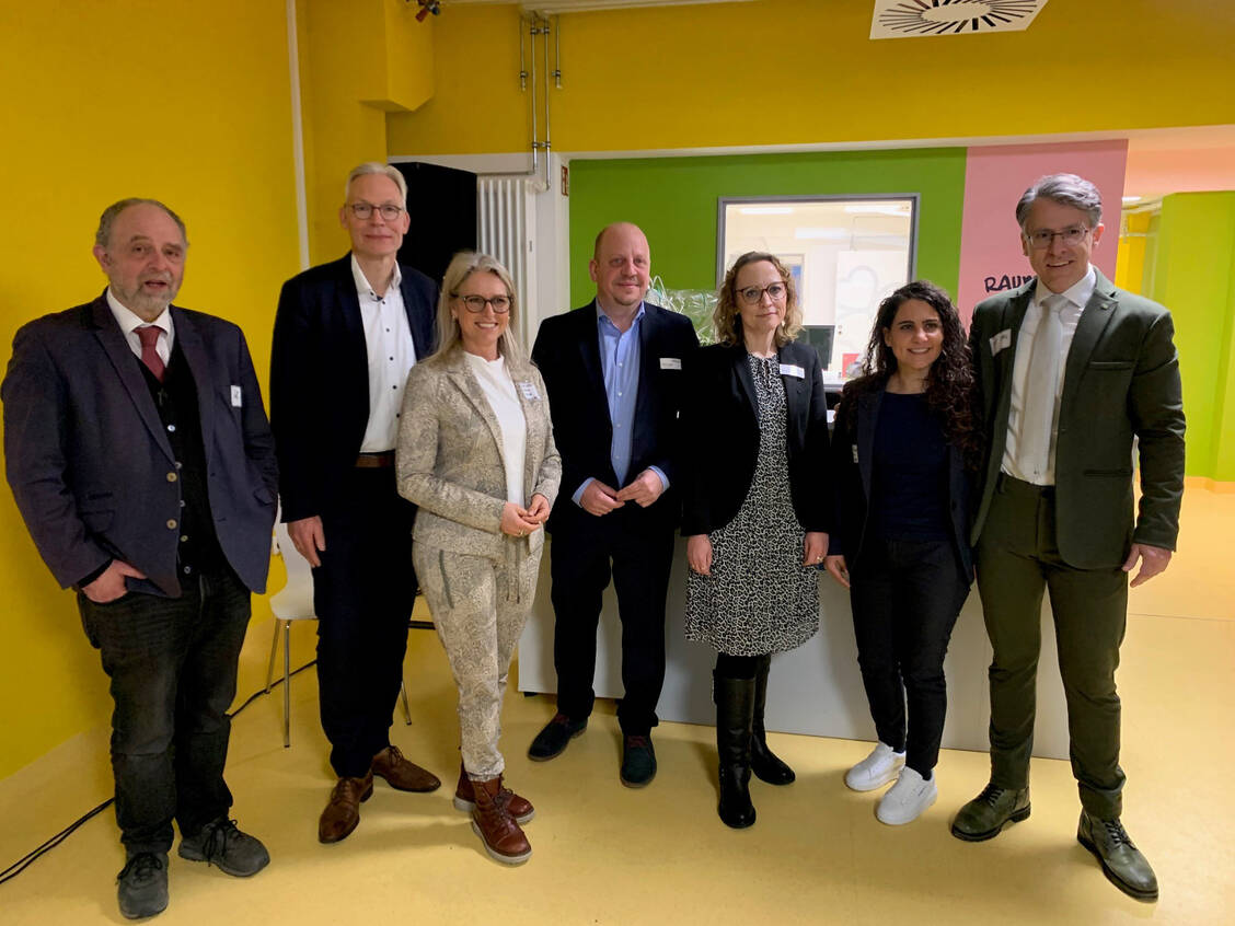 Zogen nach über einem Jahr Gesundheitskiosk Solingen eine positive Bilanz (von links): Jan Welzel (Sozialdezernent Solingen), Matthias Mohrmann (stellvertretender Vorstandsvorsitzender der AOK RH), Christiane Otto (Regionaldirektorin der AOK RH), Mark Kuypers (Solimed-Geschäftsführer), Ranya Sellnau (Leiterin Gesundheitskiosk Solingen) sowie Özlem Yilmaz und Alf Dahl (Bergische Krankenkasse). / © Heiko Schmitz/AOK Rheinland/Hamburg