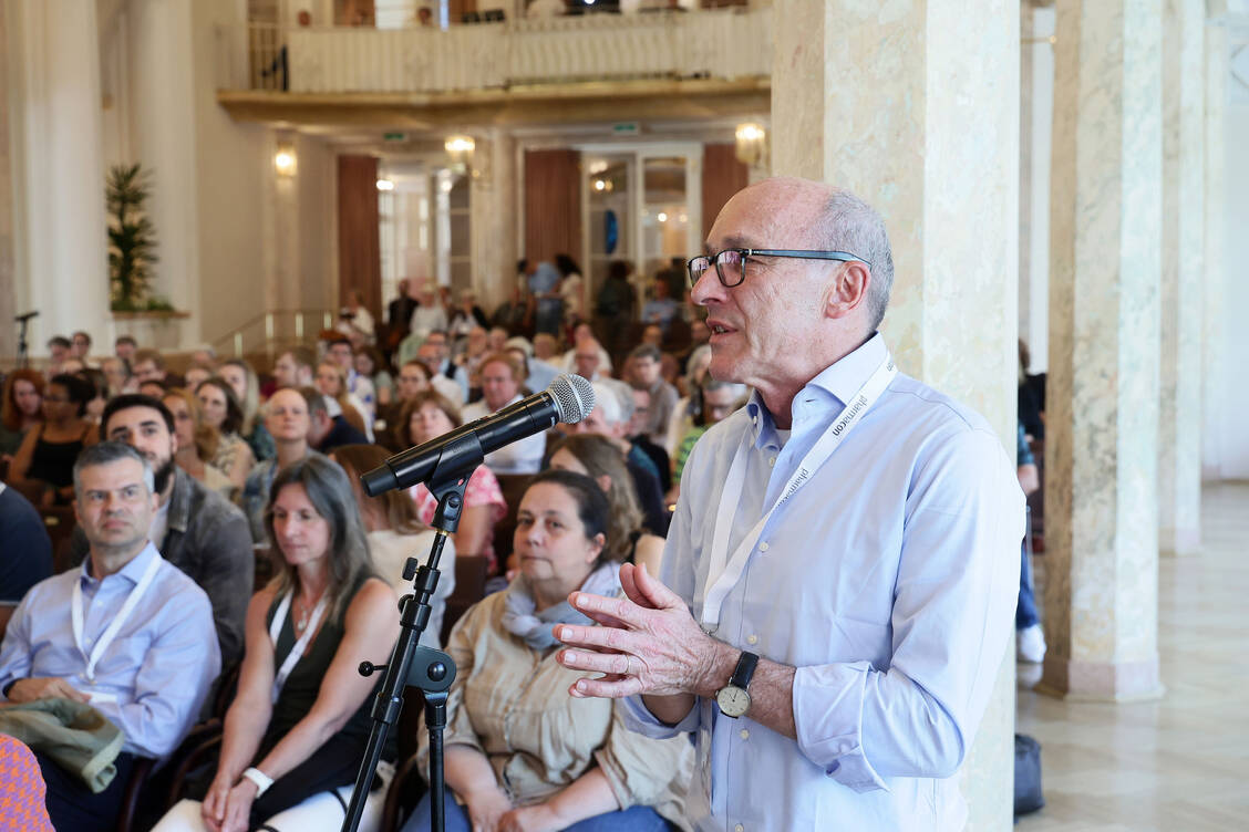 Beim Pharmacon-Kongress können Teilnehmende mit den Referentinnen und Referenten direkt ins Gespräch kommen. / © PZ/Alois Müller