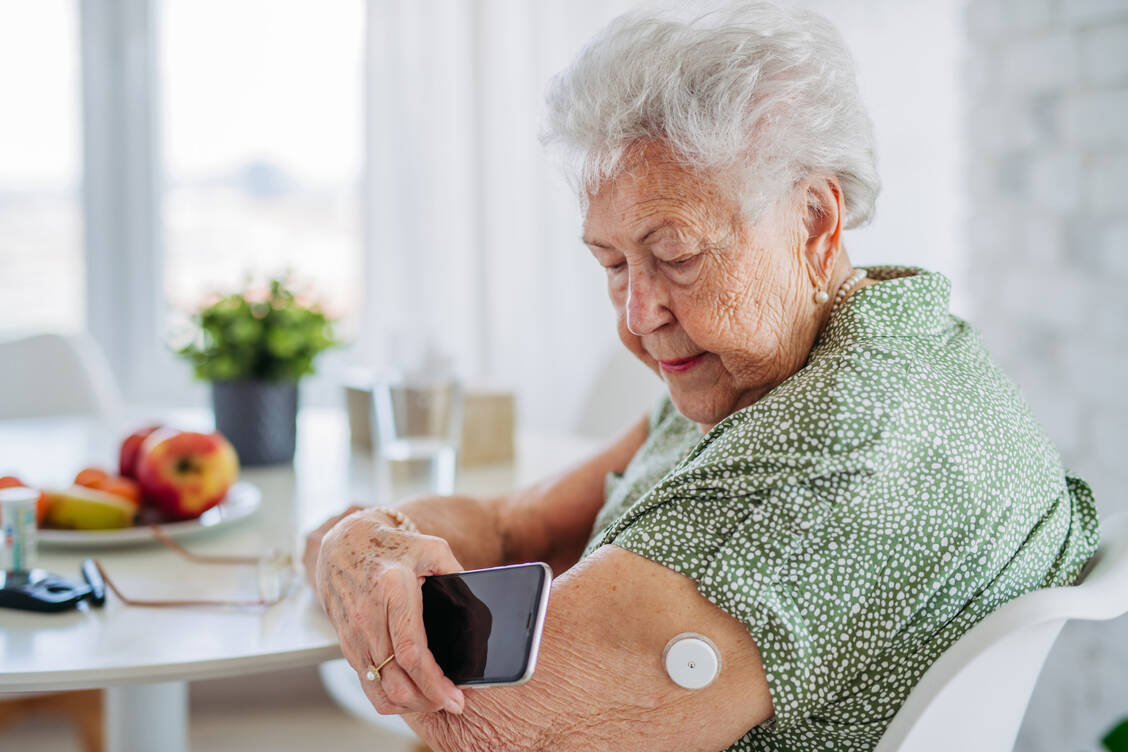 Auch ältere Menschen mit Diabetes profitieren von der kontinuierlichen Überwachung des Glucosestoffwechsels. / © Adobe Stock/Halfpoint