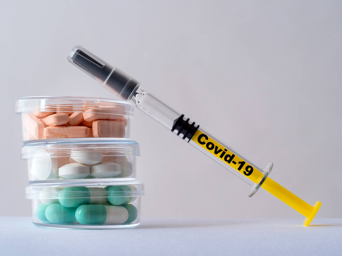 Mit Hochdruck wird derzeit an spezifischen Arzneimitteln für Covid-19-Patienten gearbeitet. Dabei wollen die Behörden so gut es geht den Weg ebnen, ohne die Zulassungsstandards abzusenken. / Foto: Getty Images/Jose A. Bernat Bacete