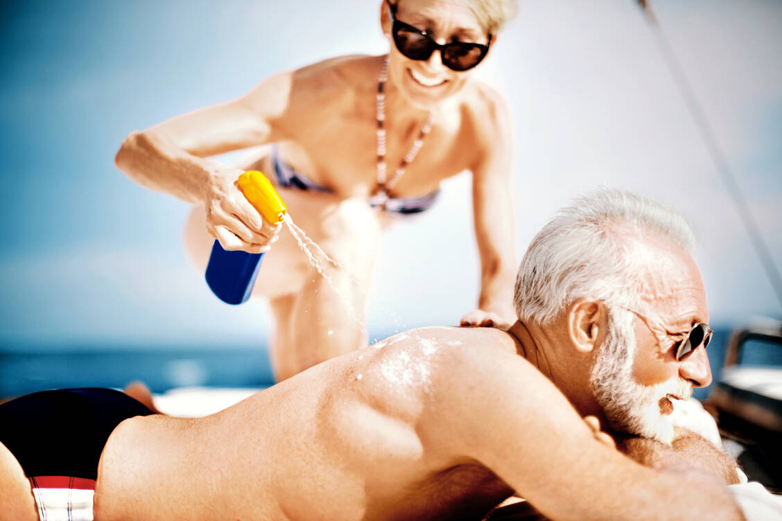In jedem Alter gilt: gut eincremen in der Sonne! / Foto: Getty Images/Aja Koska