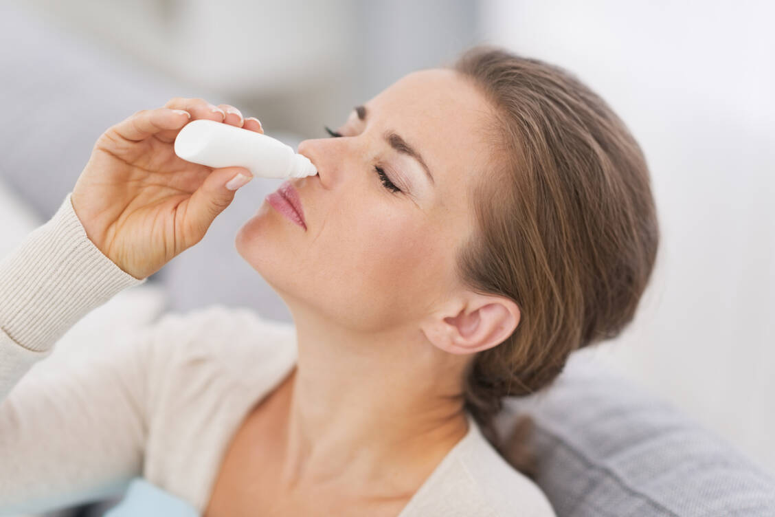So ist es richtig: nasale Steroide überkreuz ins Nasenloch einsprühen. / Foto: Adobe Stock/Ihar Ulashchyk