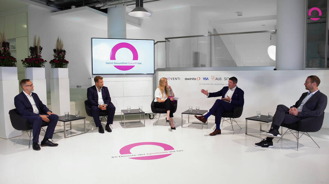 Im intensiven Dialog (von links): Apothekeninhaber Dirk Vongehr aus Köln, Sven Simons, Cindy Mader und Sven Jansen von Noventi sowie Magnus Schmidt, Digitales Marketing Phoenix Pharmahandel. / Foto: Noventi