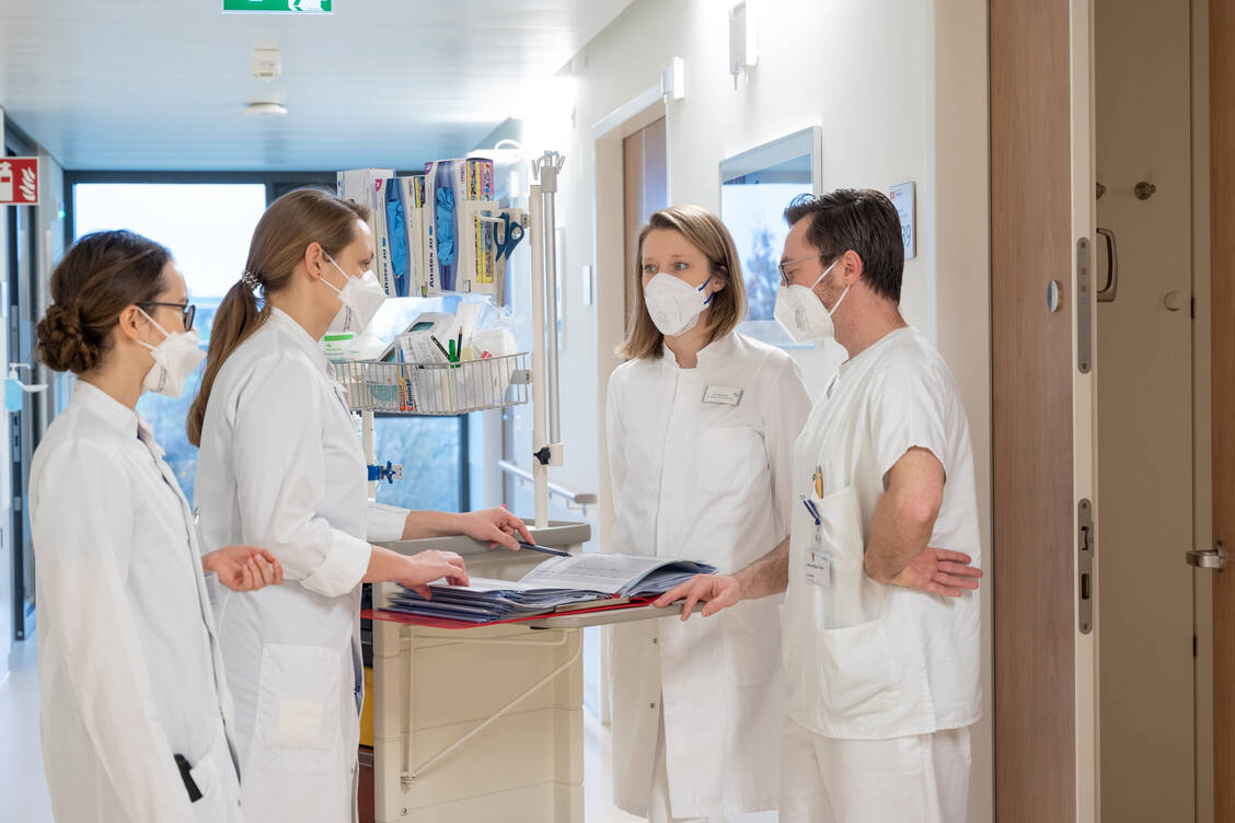 Krankenhausapotheker beraten Ärzte und Pflegepersonal bei konkreten Dosisempfehlungen und leisten damit einen wichtigen Beitrag zur sicheren Anwendung kritischer Medikamente. / © Universitätsklinikum Heidelberg