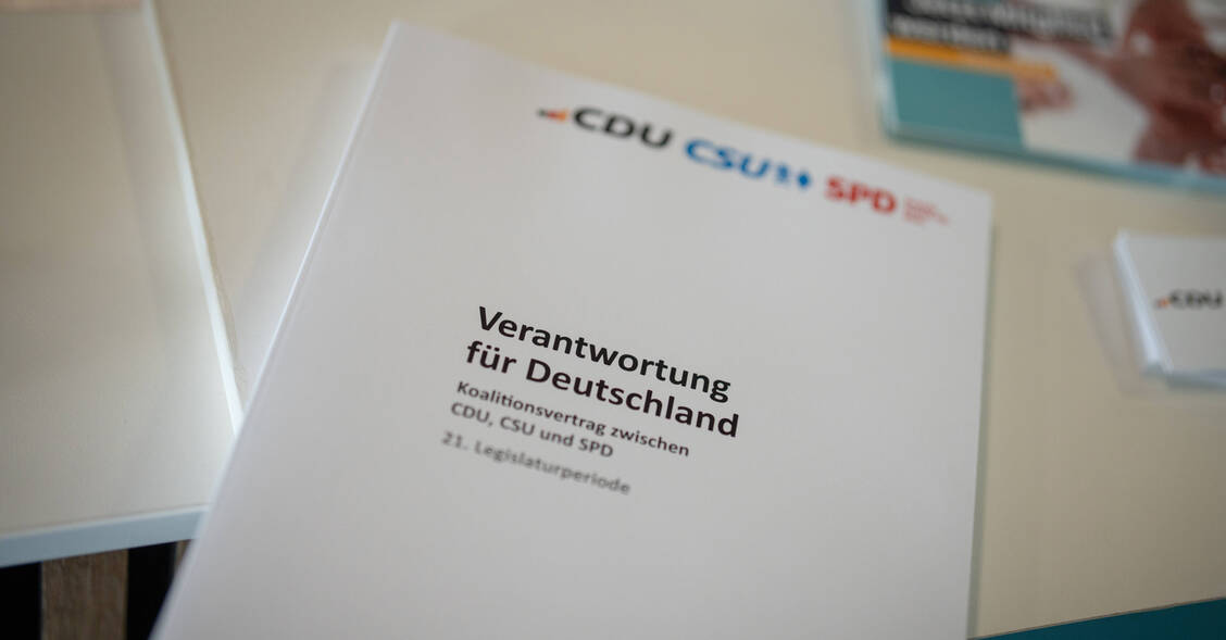 In den schwarz-roten Koalitionsvertrag hat es der Plan, versicherungsfremde Leistungen wie die Übernahme nicht kostendeckender Beiträge für Bürgergeldempfangende, aus dem Bundeshaushalt zu zahlen, nicht geschafft. Die Koalitionäre haben das Thema aber auf der Agenda – und geraten darüber in Streit. / © Imago/Chris Emil Janßen