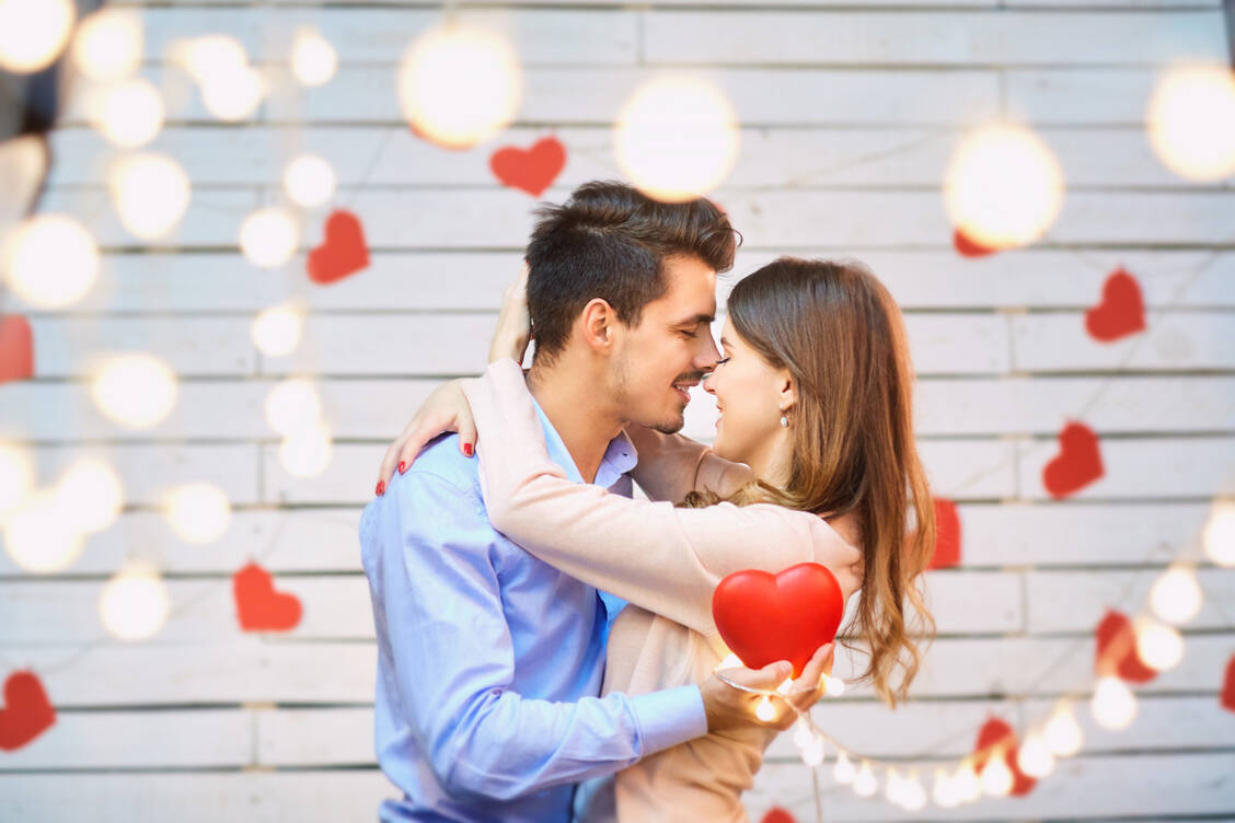 Liebe ist im Gehirn sichtbar: Romantische Gefühle aktivieren andere Hirnbereiche als die Liebe zu Freunden oder zur Natur. / © Adobe Stock/Studio Romantic