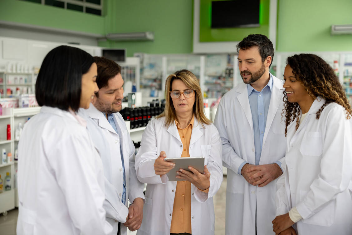 Sind die Patienten zufrieden, reduzieren sich der Umfrage zufolge auch die Spannungen im Apothekenteam. / © Getty Images/Hispanolistic