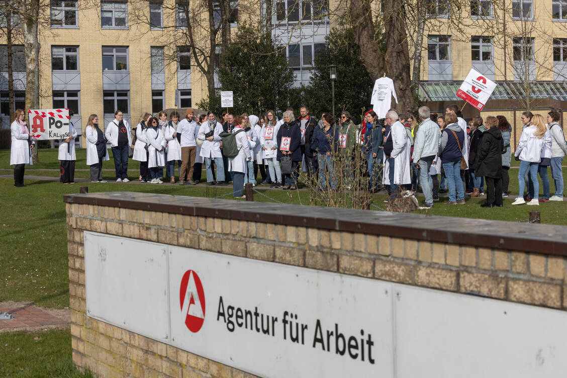 Bangen nicht nur um die Versorgung ihrer Patientinnen und Patienten, sondern auch um ihre Jobs: Die Apothekenteams in Flensburg. / © Förde-Fotograf Udo Fischer