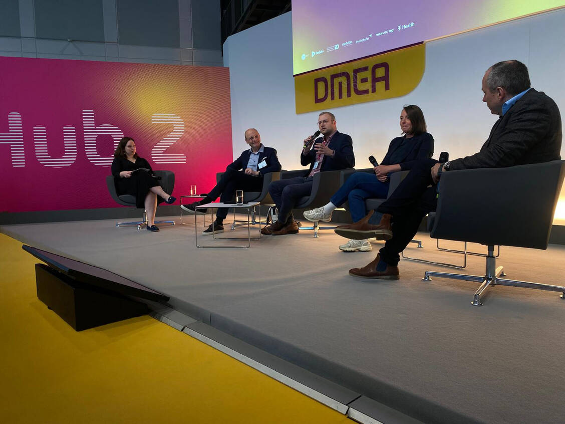 (v.l.n.r.) Moderatorin Laura van der Wees, Jochen Hampe (Universitätsklinikum Dresden), Philipp Stoffers (Hasso-Plattner-Institut), Agnes E. Uhr (Bertelsmann Healthcare Investments) und Bernd Weber (Universitätsklinikum Bonn).  / © PZ/ Alexandra Amanatidou