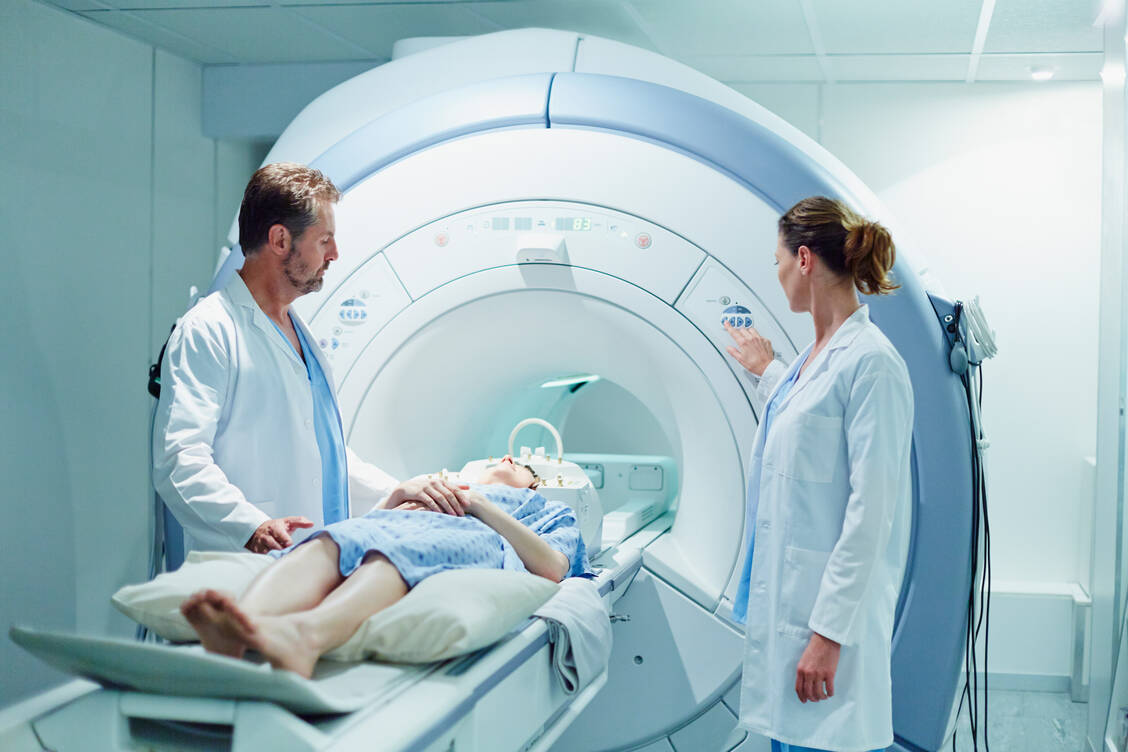 Wer Klaustrophobie hat und ins MRT muss, sollte sich psychologische Unterstützung für Bewältigungsstrategien suchen. / © Getty Images/Morsa Images/Abel Mitja Varela