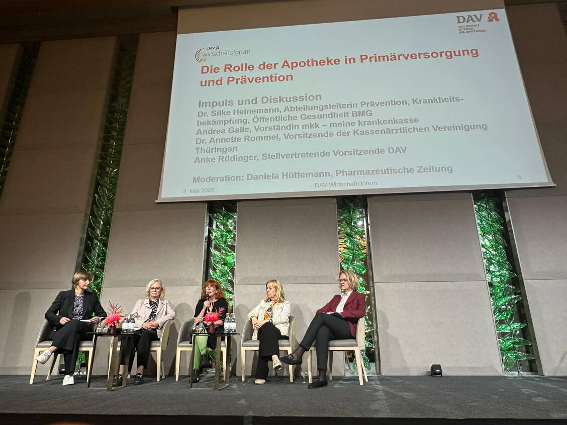 Diskutierten über Präventionsstrategien für Apotheken (v.l.): Daniela Hüttemann (Moderatorin, PZ), Annette Rommel (Kassenärztliche Vereinigung Thüringen), Anke Rüdinger (Deutscher Apothekerverband), Andrea Galle (mkk) und Silke Heinemann (BMG). / © PZ/Paulina Kamm
