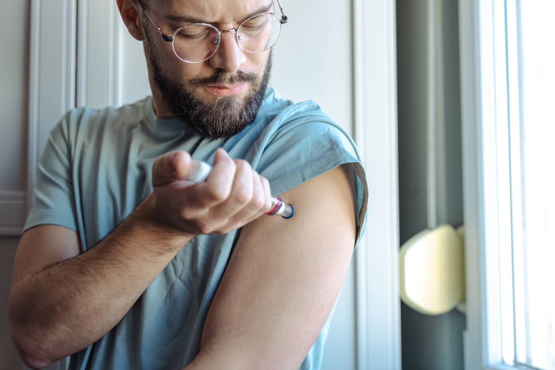 Mit der Apothekenreform soll eine neue pDL zur Beratung zur Injektionstechnik eingeführt werden, ähnlich wie die Inhalator-Schulung. / © Getty Images/Maca and Naca