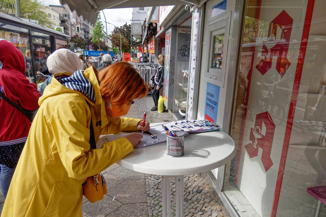 Viele Apotheken bieten seit einigen Monaten Coronavirus-Schnelltests an. Ab Ende dieser Woche soll die neue Verordnung in Kraft treten, ab 1. Juli die Vergütung für die Durchführung der Bürgertests sinken. Zudem plant das BMG weitere Änderungen, die die Apotheken beachten müssen. / Foto: imago images/Jürgen Held