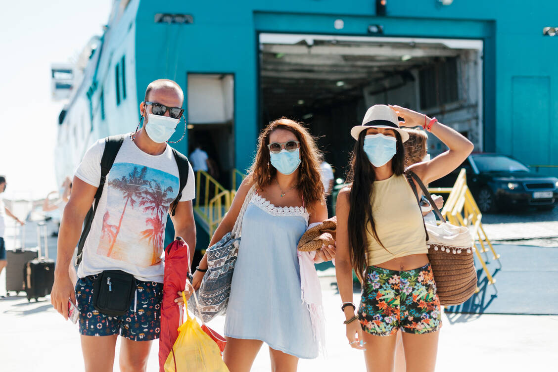 Urlauber müssen sich, ob geimpft oder nicht, weiter an die AHA+L-Regeln halten und Quarantäne-Bestimmungen einhalten. Ungeimpfte sollten sich darüber hinaus testen lassen. / Foto: Getty Images/Westend61