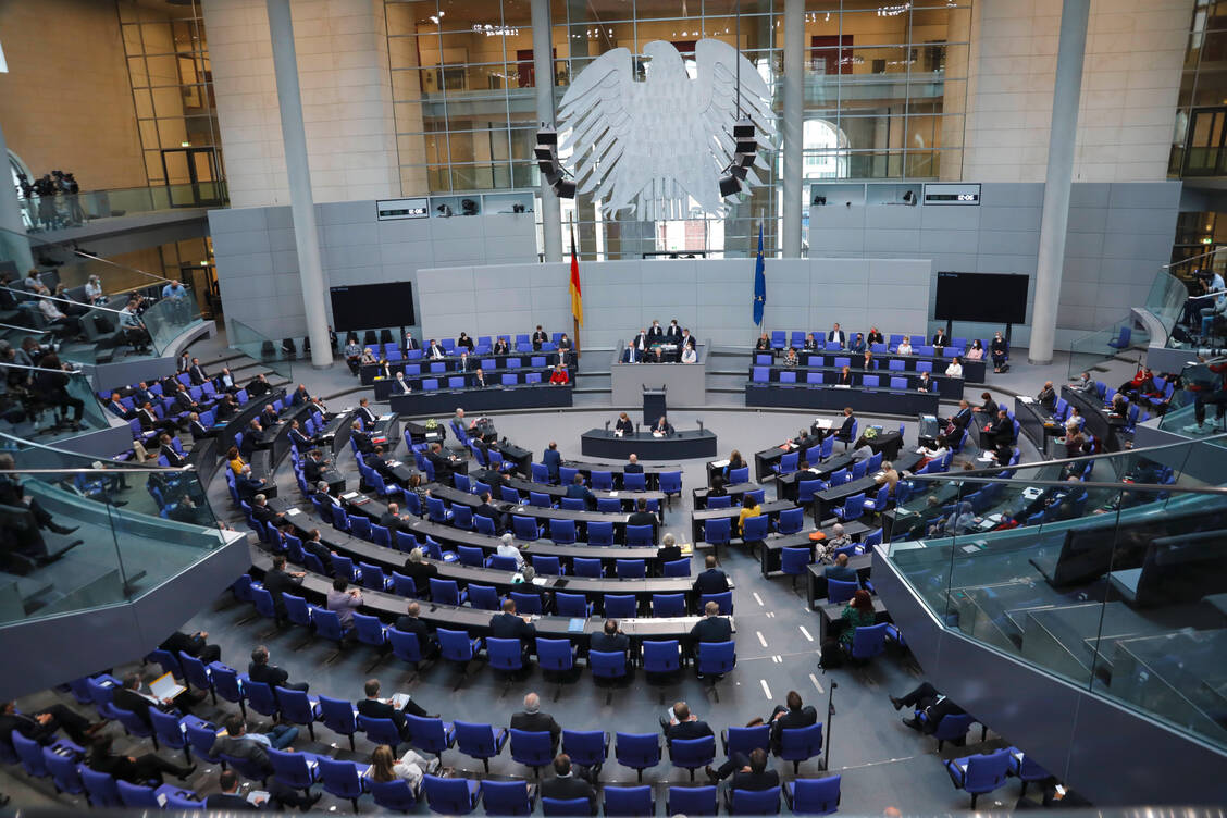 Inmitten der Sommerpause kam der Bundestag am Mittwoch in Berlin zusammen. Auf der Tagesordnung: Der Bundeswehreinsatz in Afghanistan, Hilfen für die Opfer der Flutkatastrophe im Juli sowie die Verlängerung der epidemischen Lage. / Foto: Imago Images/Metodi Popow