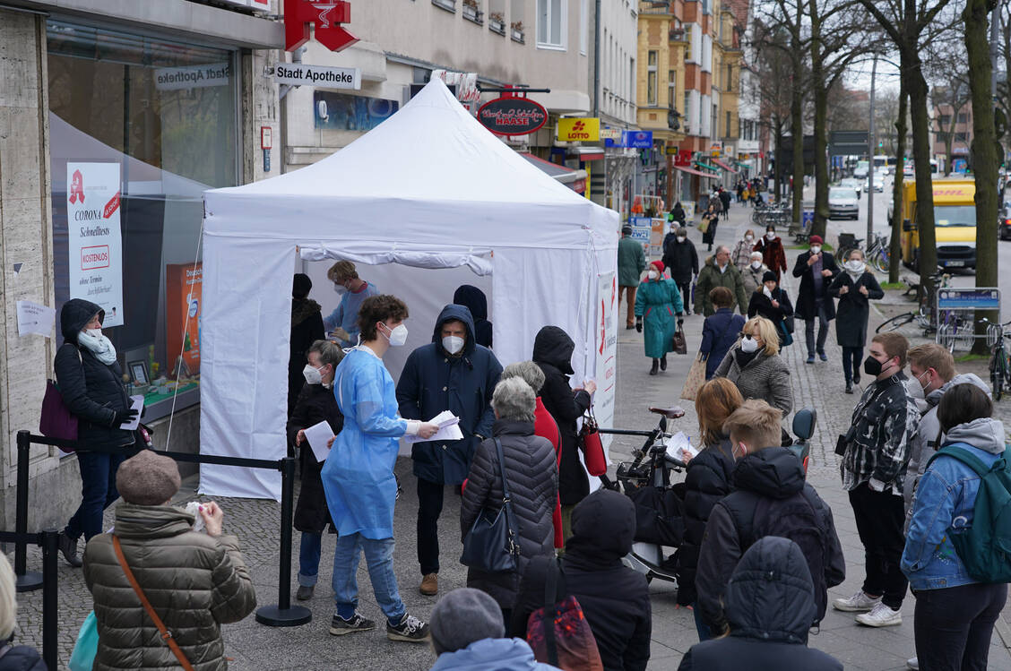 Schlangen vor der Apotheke, um sich testen zu lassen, wird es ab der kommenden Woche wohl nicht mehr geben. Dennoch haben einige Personengruppen auch nach dem 11. Oktober noch Anspruch auf einen kostenlosen Corona-Schnelltest. / Foto: Getty Images