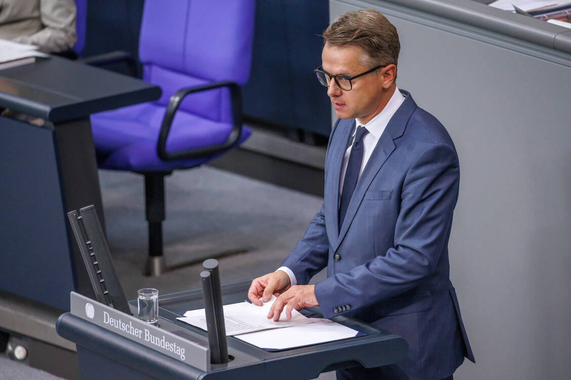 Gesundheitsminister Carsten Linnemann möchte die Pflegereform schnell vorantreiben. / © Imago/Andreas Gora