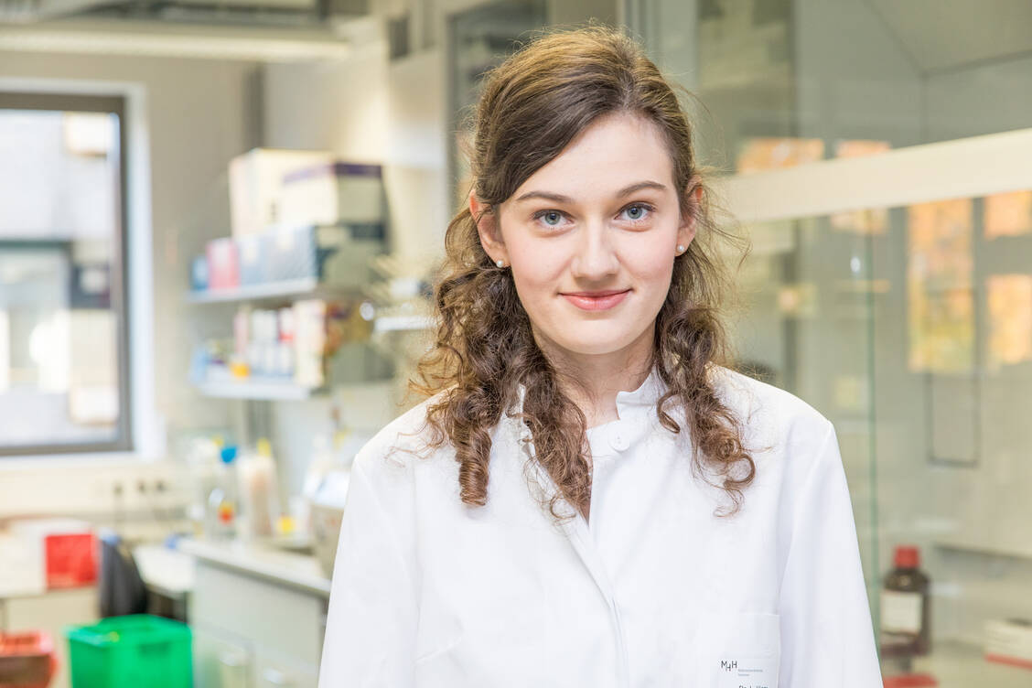 »Ich will verstehen, warum Leukämiezellen und andere Krebszellen nicht auf Therapien ansprechen«, erklärt die Preisträgerin Dr. Laura Hinze. / Foto: MHH/Karin Kaiser