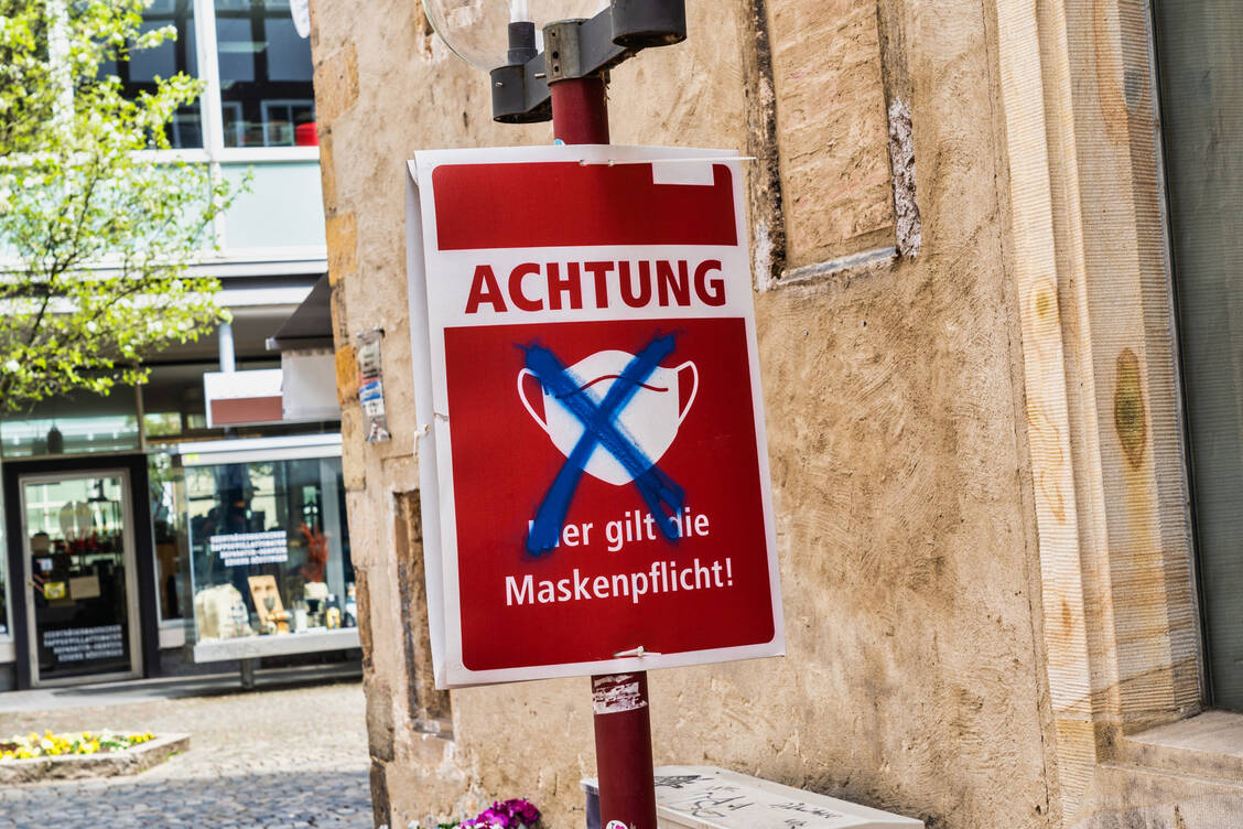 Eine Maske zu tragen dient vor allem dem Fremdschutz und ist ein Zeichen der Solidarität. / Foto: Adobe Stock/blende11.photo