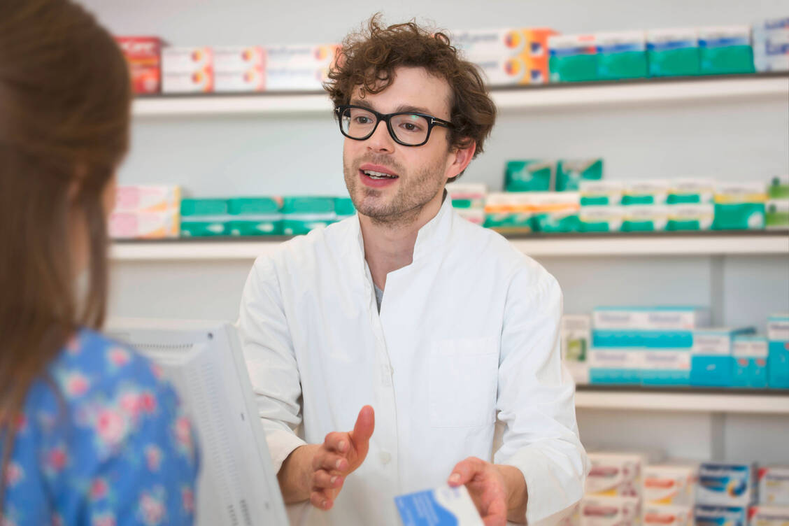 Die neuen ABDA-Flyer sollen die Kommunikation insbesondere mit ukrainischen Flüchtlingen in der Apotheke erleichtern. / Foto: imago/Westend61