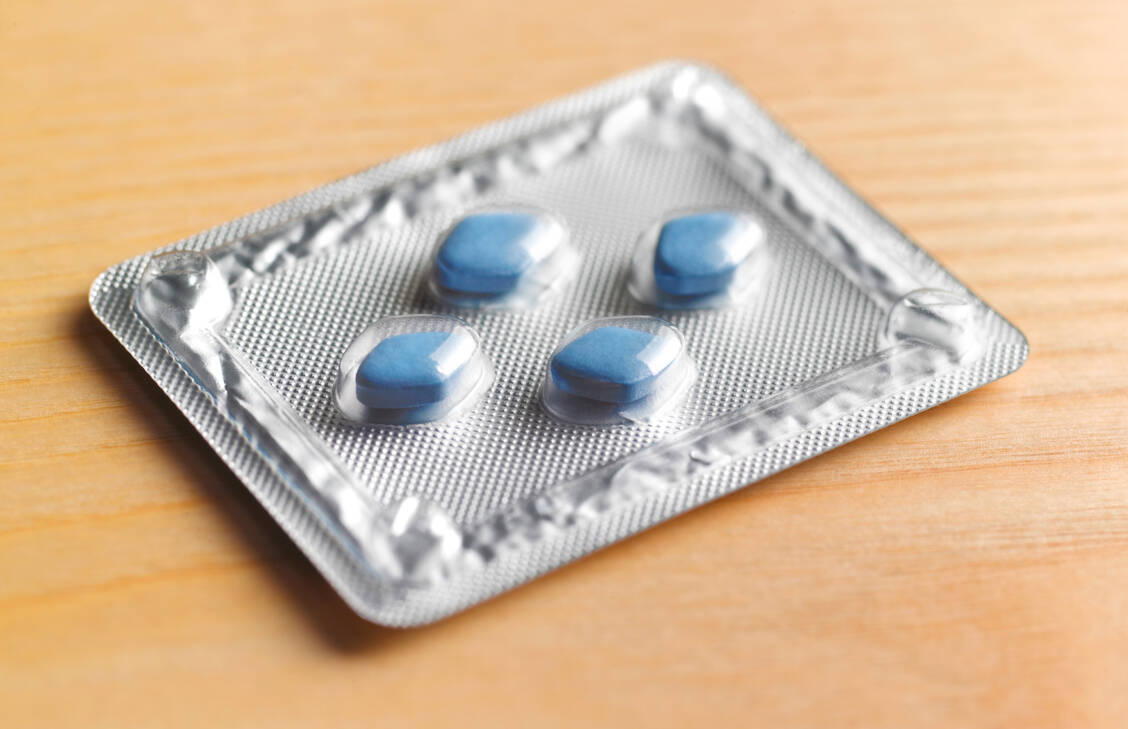 Als kleine, rautenförmige Tabletten ging Viagra in die Arzneimittelgeschichte ein. Es ist mittlerweile seit 25 Jahren auf dem Markt. / Foto: Getty Images/Peter Dazeley