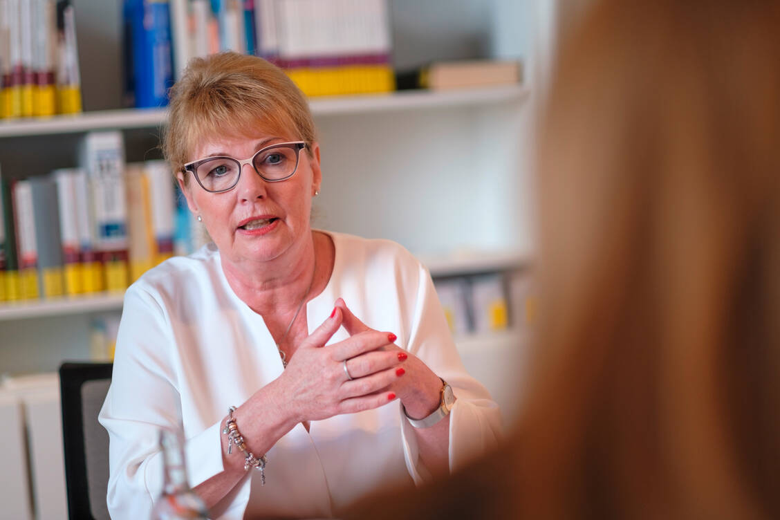 Die neue Präsidentin der Apothekerkammer Niedersachsen, Cathrin Burs, gab der Nachrichtenagentur dpa ein Interview. / Foto: picture alliance/Ole Spata/dpa