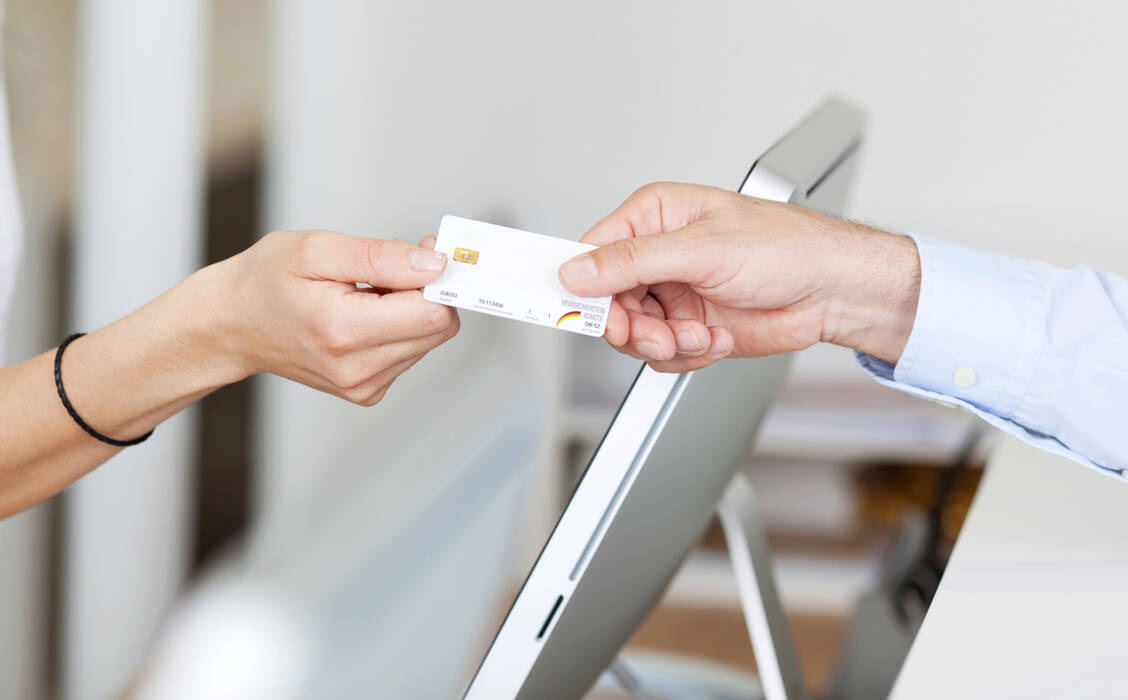 Schätzungsweise eine halbe bis eine Million Menschen in Deutschland sind nicht krankenversichert. / © Adobe Stock/contrastwerkstatt