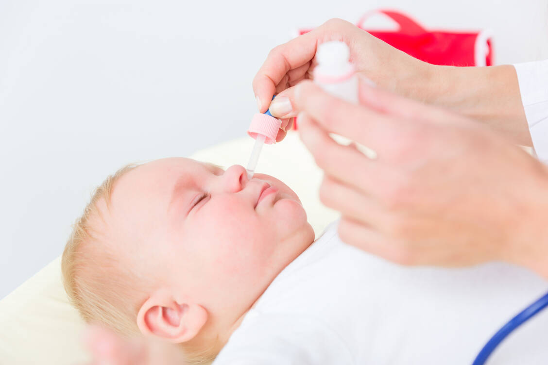 Die wenigsten Babys und Kleinkinder halten brav still, wenn man bei ihnen Arzneimittel applizieren will. Damit steigt die Gefahr einer versehentlichen Überdosierung von Nasentropfen. / Foto: Adobe Stock/Kzenon