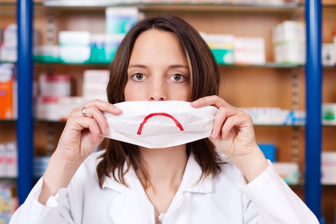 Viele Apotheken berichten, die Nachfrage nach Atemschutzmasken übersteige das Angebot. Dabei sollte ein klassischer Mundschutz wie hier den Kranken und eine Atemschutzmaske dem medizinischen Personal und den Pflegenden vorbehalten sein. / Foto: Adobe Stock/contrastwerkstatt