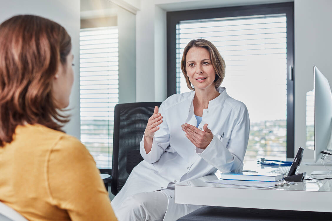 Haben Frauen übermäßig starke Regelblutungen, soll nach den Ursachen gesucht und diese behandelt werden. Ein möglicher Auslöser ist eine hormonelle Dysbalance in der Perimenopause. / © Getty Images/Westend61