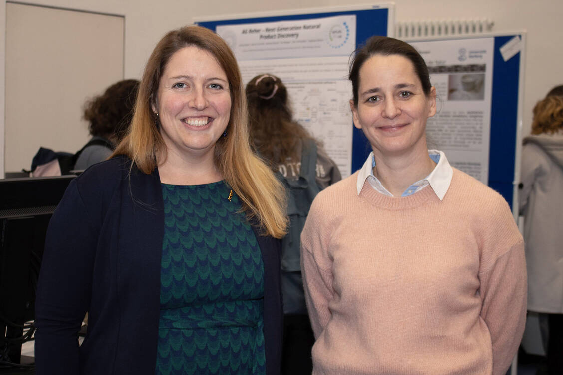 Die Professorinnen Dr. Katharina Höfer (links) und Dr. Nina Schützenmeister hielten am Tag der Pharmazie ihre Antrittsvorlesungen. / © Uni Marburg/Regina Gerlach-Riehl