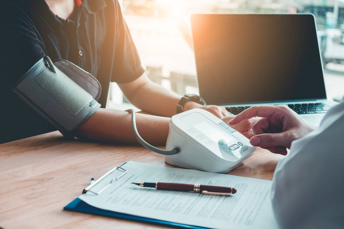 Will der Blutdruck einfach nicht runtergehen, sollte nicht reflektorisch ein weiteres Antihypertensivum verordnet werden, sondern auch geschaut werden, ob vielleicht ein blutdruckerhöhendes Medikament eingenommen wird, das abgesetzt oder ersetzt werden kann. / Foto: Getty Images/SARINYAPINNGAM
