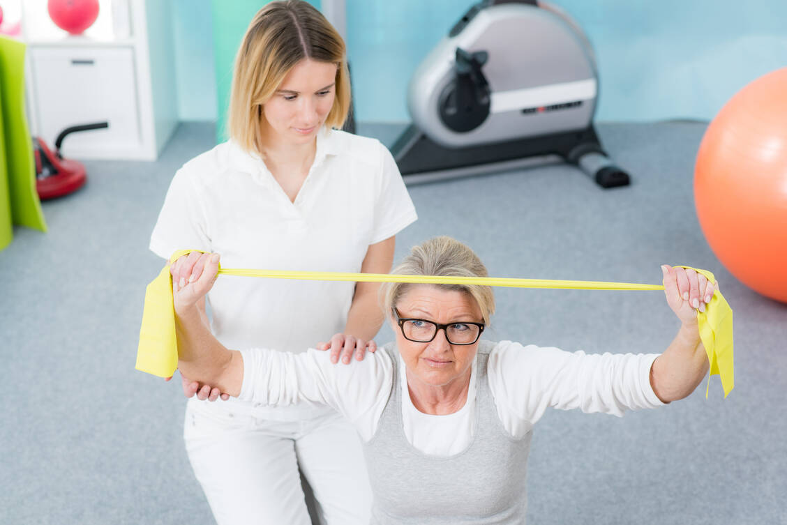 Fester Bestandteil der Therapie bei Myasthenia gravis ist Physiotherapie zur Kräftigung der Muskulatur. / Foto: Adobe Stock/Racle Fotodesign