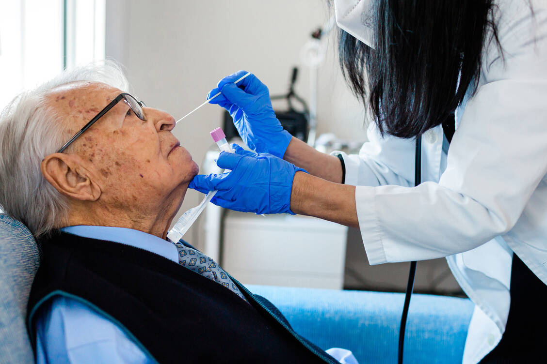 Wer gebrechlich ist, hat ein doppelt so hohes Risiko, an Covid-19 zu sterben, wie fitte Patienten. / Foto: Adobe Stock/Mikel Allica