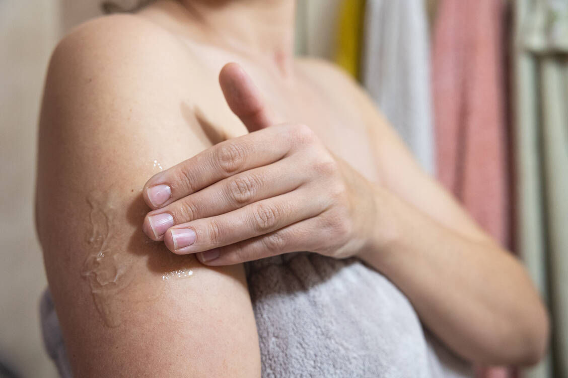Die transdermale Hormonersatztherapie zeigte in einer aktuellen Studie kein generell erhöhtes Thromboserisiko, unabhängig von Therapieschema, Dosis oder Dauer. / © Getty Images/SVPhilon