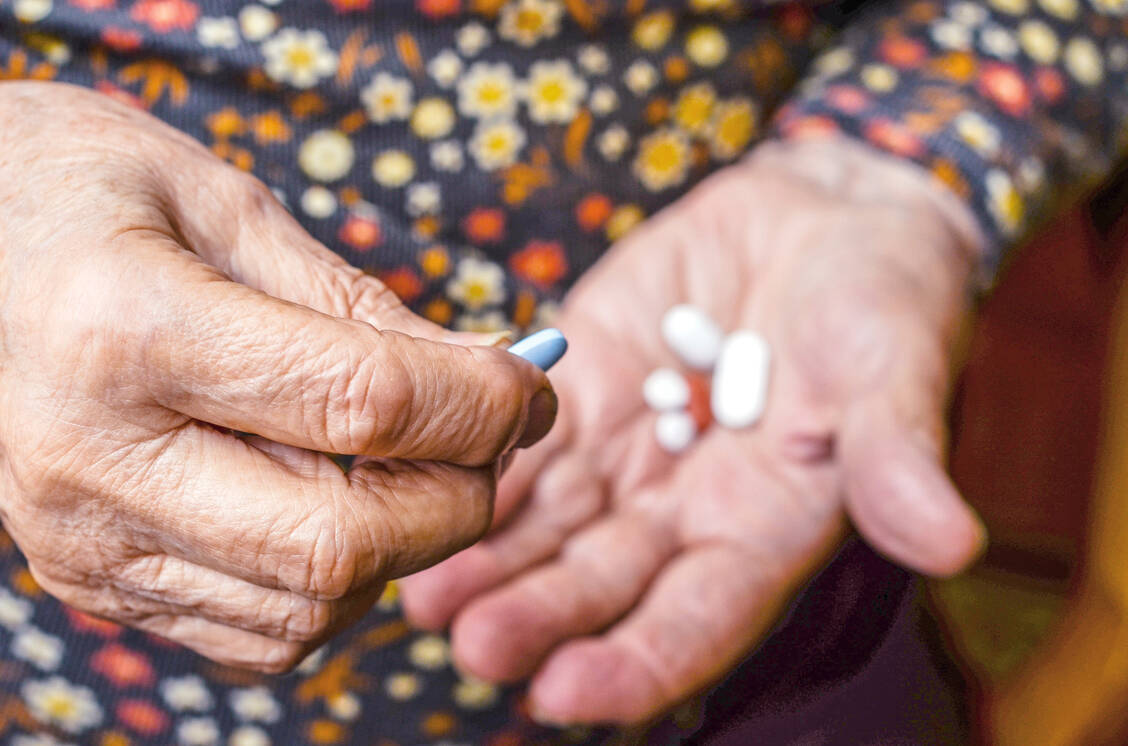 Einige Arzneimittel sind für ältere Menschen ungeeignet. Die Priscus-Liste hilft Apothekern und Ärzten bei der Orientierung. / Foto: Fotolia/bernanamoglu