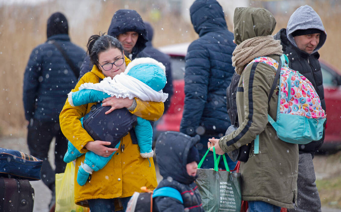 Sehr viele Menschen aus der Ukraine flüchten verzweifelt vor den militärischen Angriffen in die europäischen Nachbarländer, hier nach Polen. / Foto: Imago Images/ZUMA Wire
