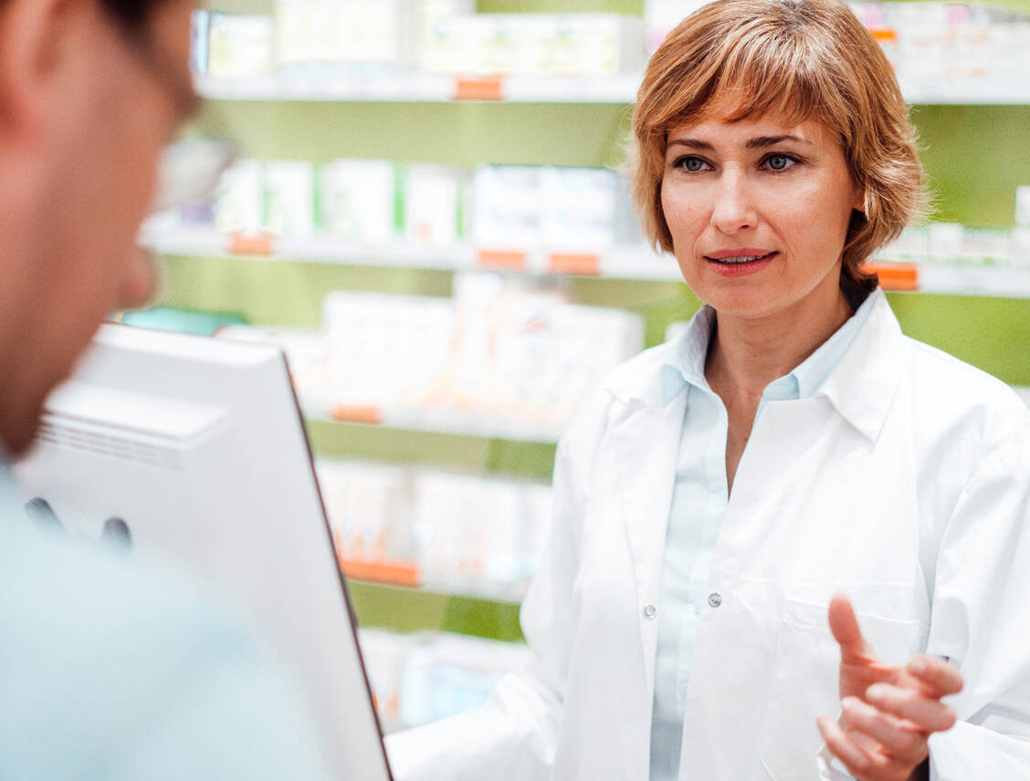 Bei der Beratung von Schlaganfallpatienten sollten Offizinapotheker besonders auf die Therapieadhärenz achten. / Foto: Getty Images/Westend61