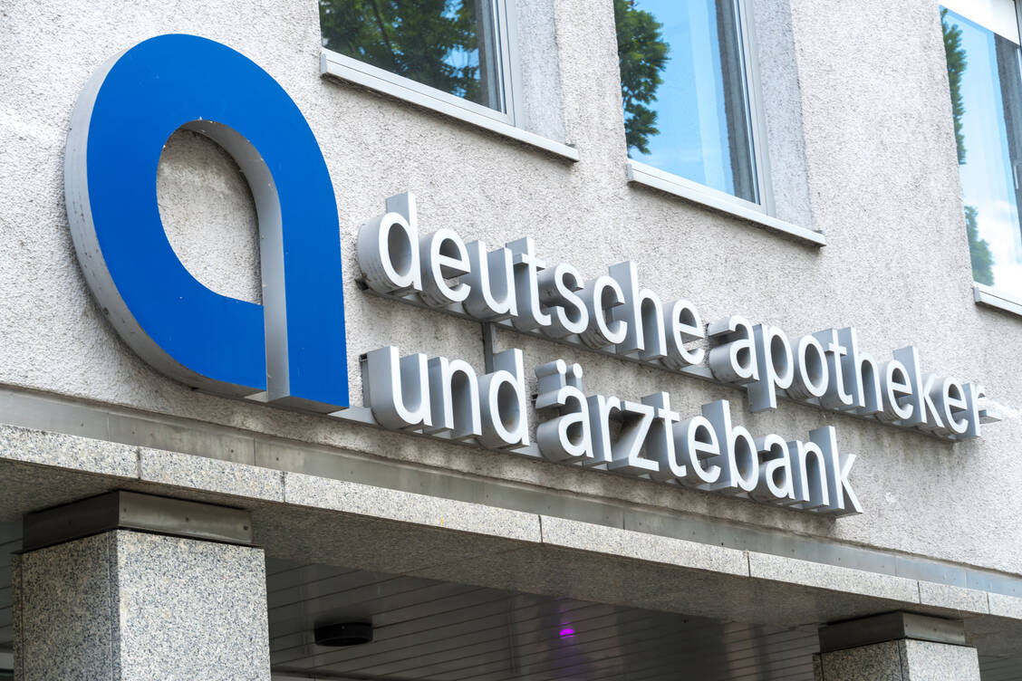 Ab Juli sollen die Verwahrentgelte bei der Apobank sinken, ab September ganz wegfallen. / Foto: Adobe Stock/cineberg