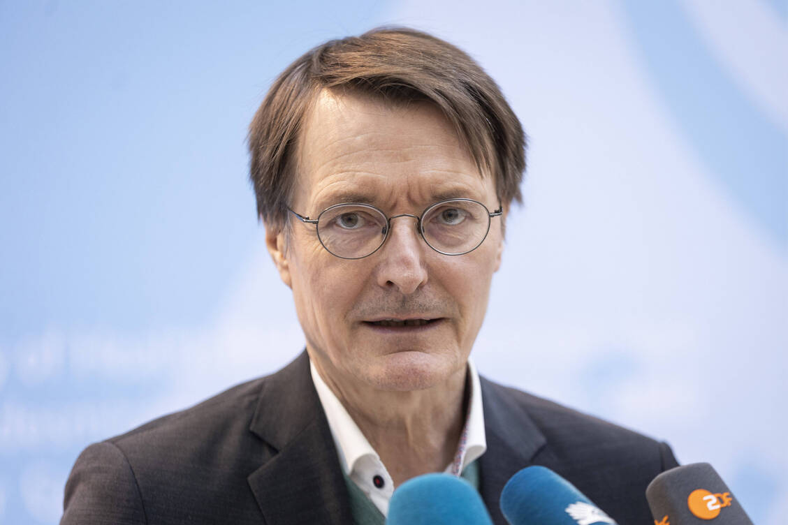 »Es muss etwas passieren beim Apothekenhonorar«, sagte Bundesgesundheitsminister Lauterbach bei einer SPD-Wahlkampfveranstaltung in Hamm. Was genau, das ließ er offen. / Foto: IMAGO/photothek